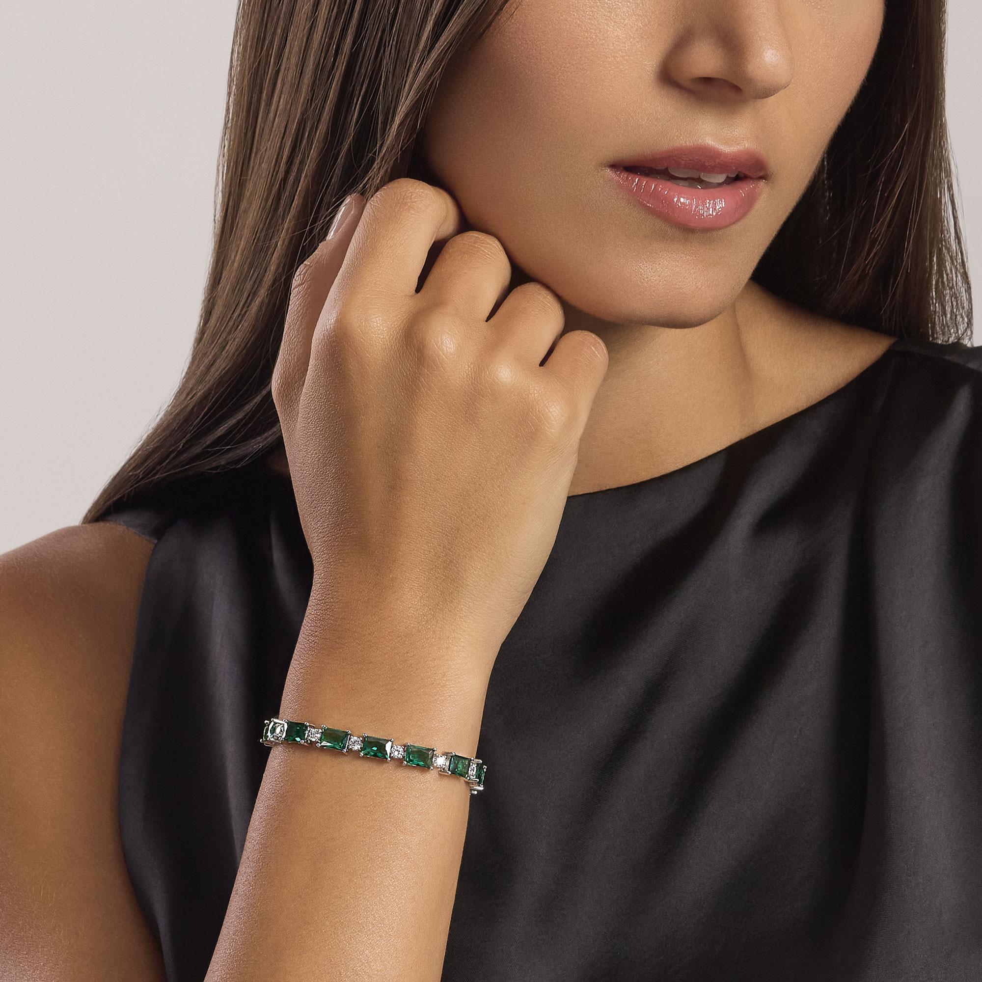 Yves Saint Laurent Bracciale grande in metallo dorato in vendita su