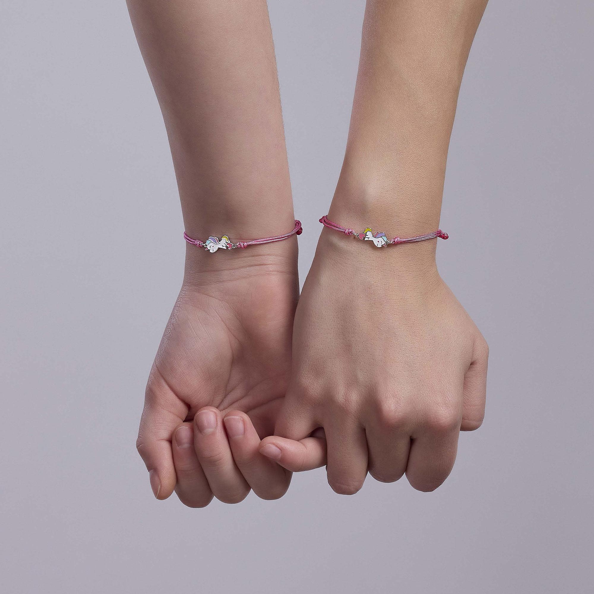 braccialetti dell'amicizia fatti a mano con gatto set di fili o perline. tutorial sul modello normale macramè. 7938029 Arte vettoriale a Vecteezy